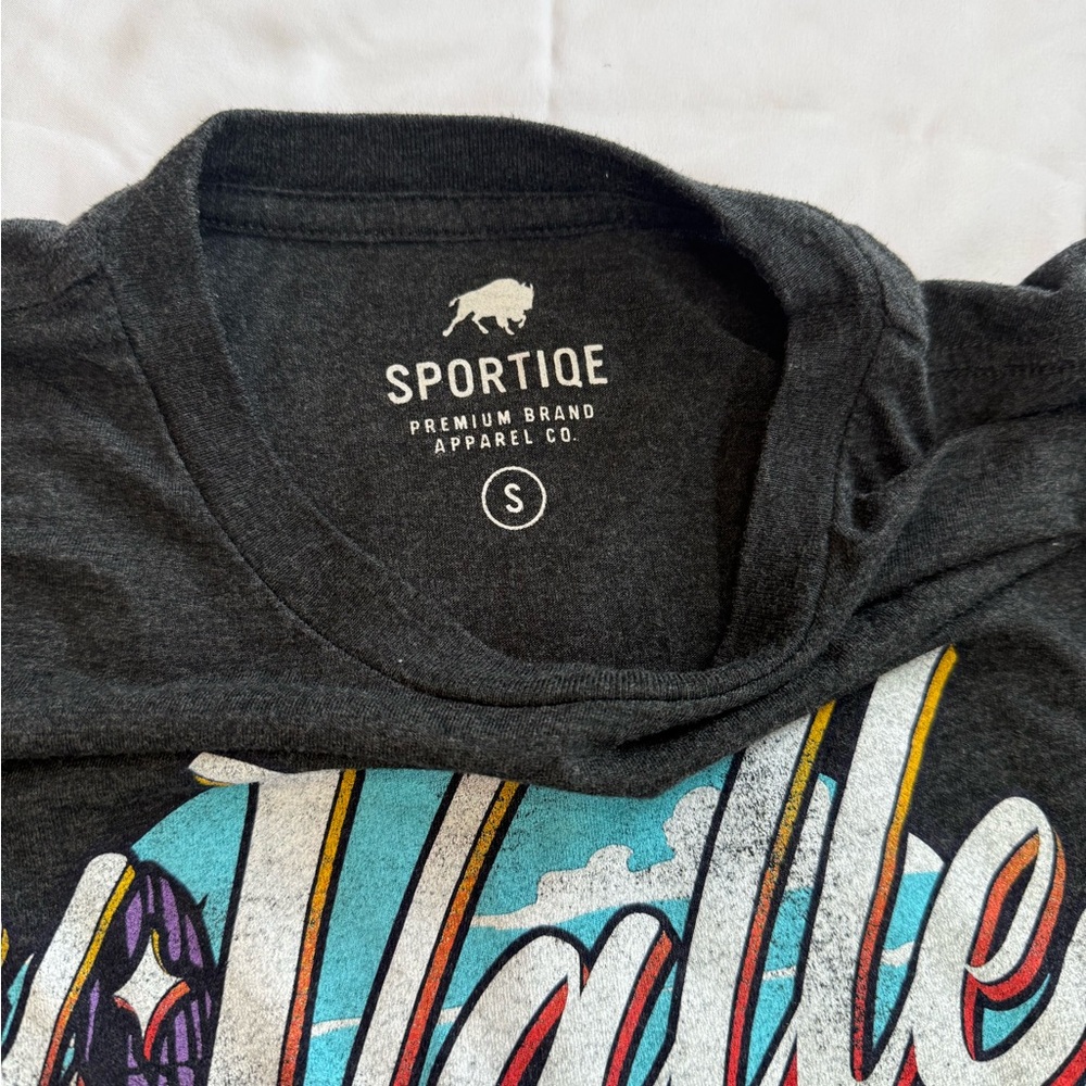 Sportique Men’s El Valle Suns Charcoal T-Shirt - Picture 6 of 7